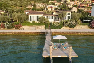 Image de Luxusvilla am Gardasee mit privatem Badesteg by Interhome