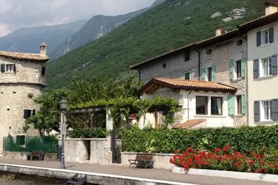 Image de Traumhafter Rustico direkt am Ufer des Gardasees by Interhome