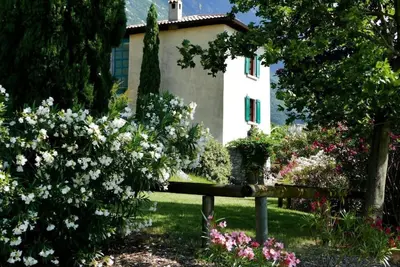 Image de Rustiko-Landhaus mit Infinity-Pool und Seeblick by Interhome