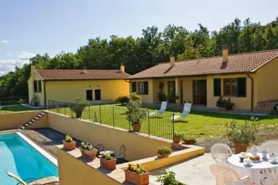 Lo Strettoio Wohnung mit Gemeinschaftspool by Interhome
