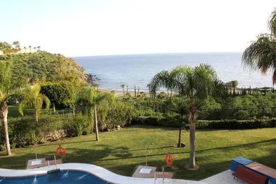 Image de mit Terrasse, Pool und Garten by Interhome