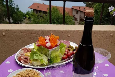 Image de Wohnung mit Terrasse mit Blick auf den Gardasee by Interhome