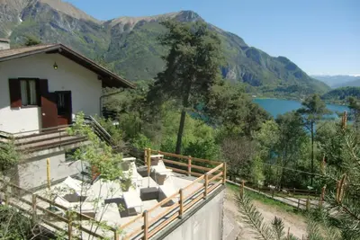 Image de Erdgeschosswohnung mit Seeblick by Interhome