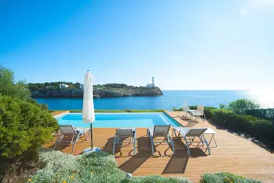 Image de Majestätische Villa mit 5 Schlafzimmern und Pool direkt am Meer by Interhome