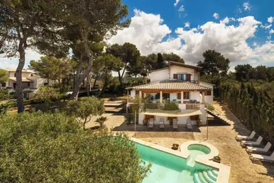 Image de Charmante Familienvilla am Meer von Son Veri by Interhome