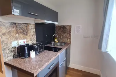 Image de Studio-Moderne-Sdb privée avec douche-Vue sur la cour