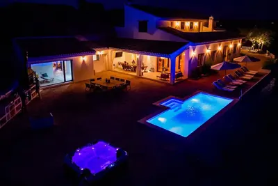 Image de Luxuriöse Finca mit Pool, Spa und spektakulärer Aussicht by Interhome