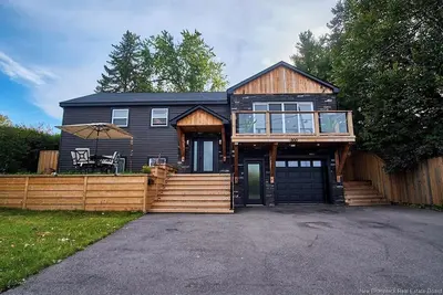 Image de Luxury Home with Lakefront View + Hot tub