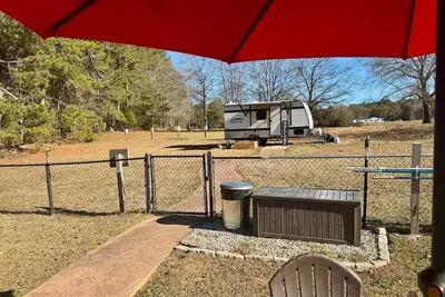 Image de Indian Creek Farms Poolside Mini Camper