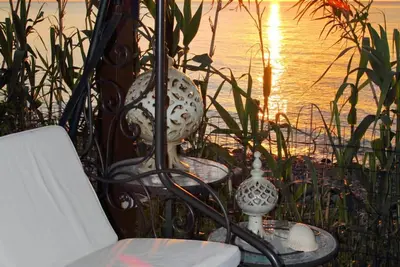 Image de Boutique Villa is an exclusive-use property located along the Tyrrhenian coast, nestled in a pine forest overlooking the sea. The main part of the villa consists of three charming cottages. Inside, you’ll find two bedrooms (one double and one twin), a b