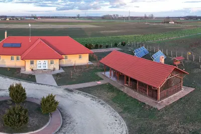 Image de „Entire House – for Work Crews | 3 Bedrooms with bath | Near Mercedes Factory”