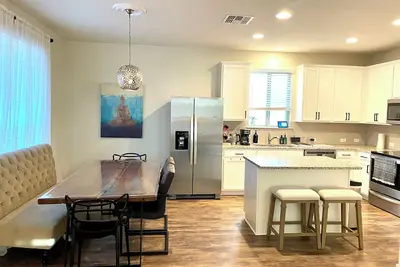 Image de Suburban Tranquility Meets Metropolitan Convenience