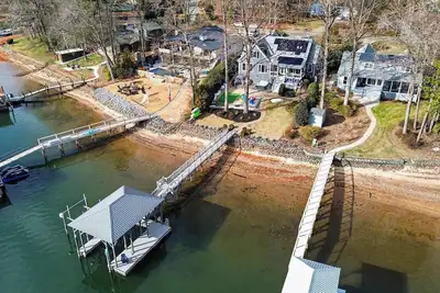 Image de New! Lakefront-Sleeps 14-Hot Tub-Putting Green