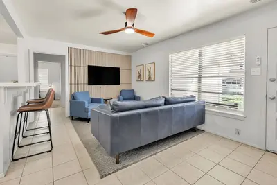 Image de Emma's:King Beds/2 Miles to Campus (4br)