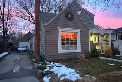 Image de Walk to Downtown Shops, Parks & Food from Historic West Side House