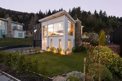 Image de Modern, sunny home centrally located to Queenstown with mountain views and spa pool: relax in style