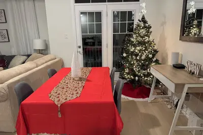 Image de Cozy Newly Built Townhouse. Plenty to do in this 3 bedroom Townhouse. Sleeps 8