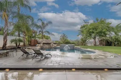 Image de Backyard Paradise – Pool, Firepit & Outdoor Dining