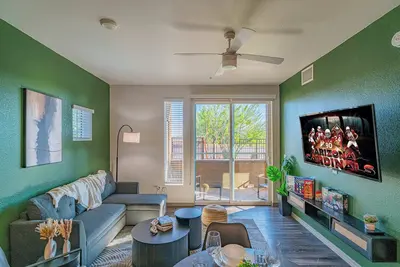 Image de Walk To Stadium with Balcony-Pool-Gym-Parking-W/D