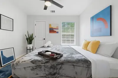 Image de Spacious Modern Luxury Gem ❤️ King Beds | Walk to Ut & Eats, Sleep 10