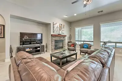 Image de Large Serene Home in Gated Community Near South Mountain