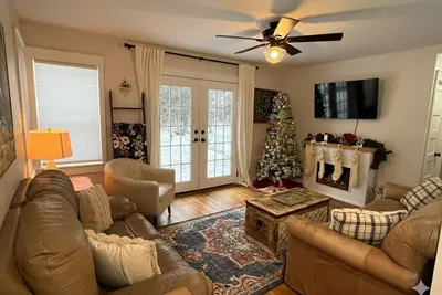 Image de Escape to the Lake: Cozy Farmhouse with Arcade Loft & Fireplace Nights