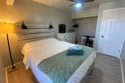 Image de Cozy room in tranquil Sandy with bonfire