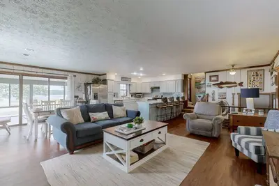 Image de Spacious 4-bedroom house with stunning lake views.