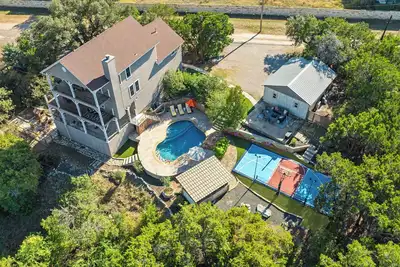 Image de Stunning Lake Views -Pickleball, Heated Pool, Golf Simulator