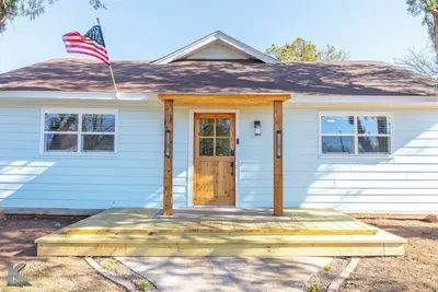 Image de The Minty Blue charming Americana Cottage, newly remodeled and cozy retreat.