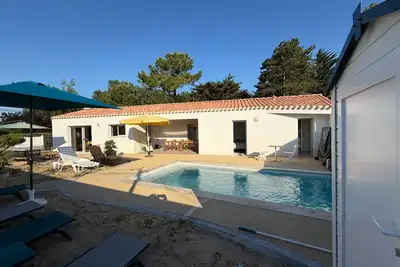 Image de Maison neuve avec piscine privative entre mer et forêt