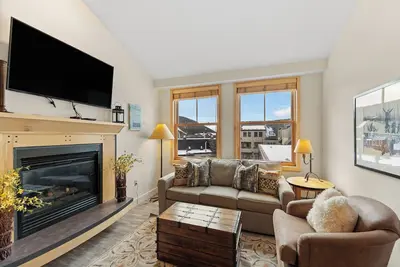 Image de Top Floor Condo at Village Center - Walk to Lifts!