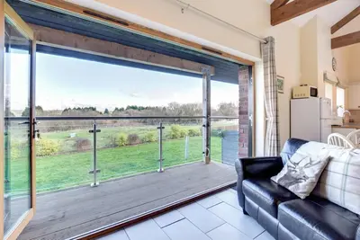 Image de 4 Bed in Barry (oc-bow164)