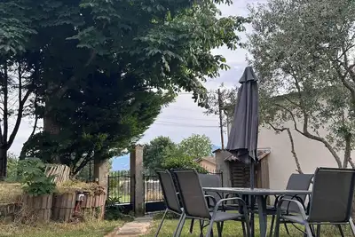 Image de Villa moderne avec jardin idéale pour un séjour confortable et relaxant.