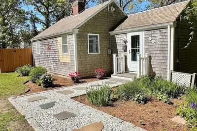 Image de Blue Tide Cottage - Walk to Beach, Outdoor Shower, Fire Pit, Pets Okay!
