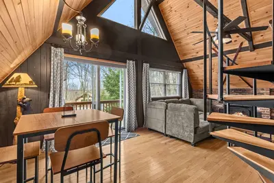 Poconos Pines - Lake Access, Hot Tub, Sauna, Fire Pit!