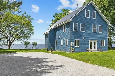 Image de Fabulous 5-bedroom House on Lake Champlain- Sunsets Included!