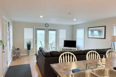 Image de \"Lake Escape\" Lakefront Ground Level Retreat!