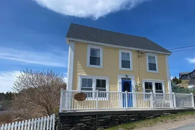 Image de Traditional Salt Box Home