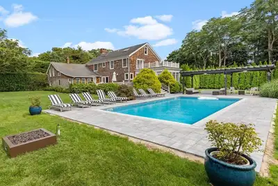 Image de Spacious 7-bedroom house in gorgeous Southampton with heated pool