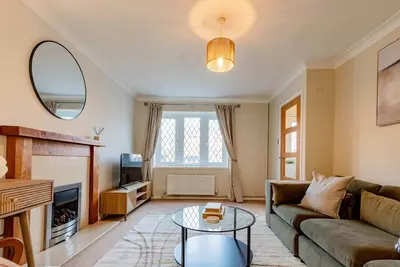 Image de 3-Bed House Close to Town + Parking