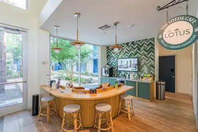 Image de Sunlit 2br Oasis | King Bed, Pool, Gym + Tub