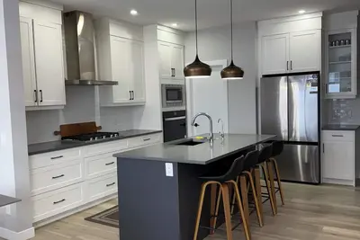 Image de \n\"Where the City Ends and the Mountains Begin. \"