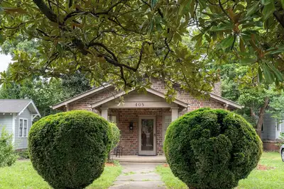 Image de Cozy, quiet Fisher Park Bungalow close to downtown & Cone Hospital Main Campus.