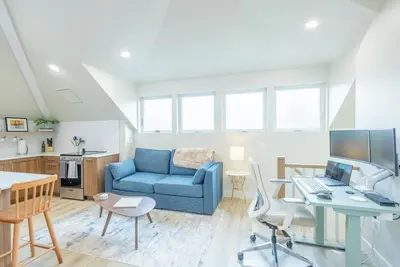 Image de Upscale Two Bedroom Carriage House with Workspace