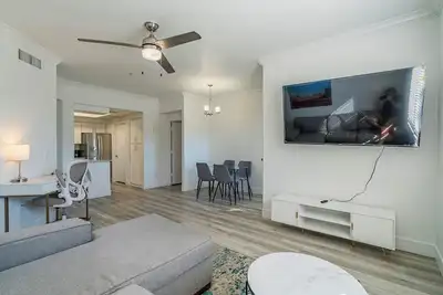 Charming 3br/2ba w/ Pool | Gym | Laundry | 65\" Tv