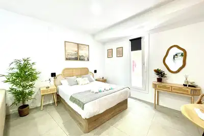 Image de Stylish Studio by M. Zambrano Train St, 15' walk to beach & city center