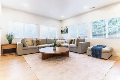 Image de Contemporary Modern Home with Spacious Yard and Multiple Parking Spots
