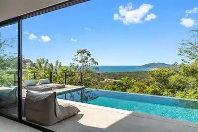 Image de New designer 4-bedroom house with stunning ocean views. House mom included