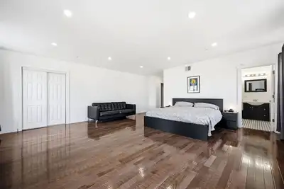 Image de Beautiful 4th Floor Walk-Up Apartment in Old City